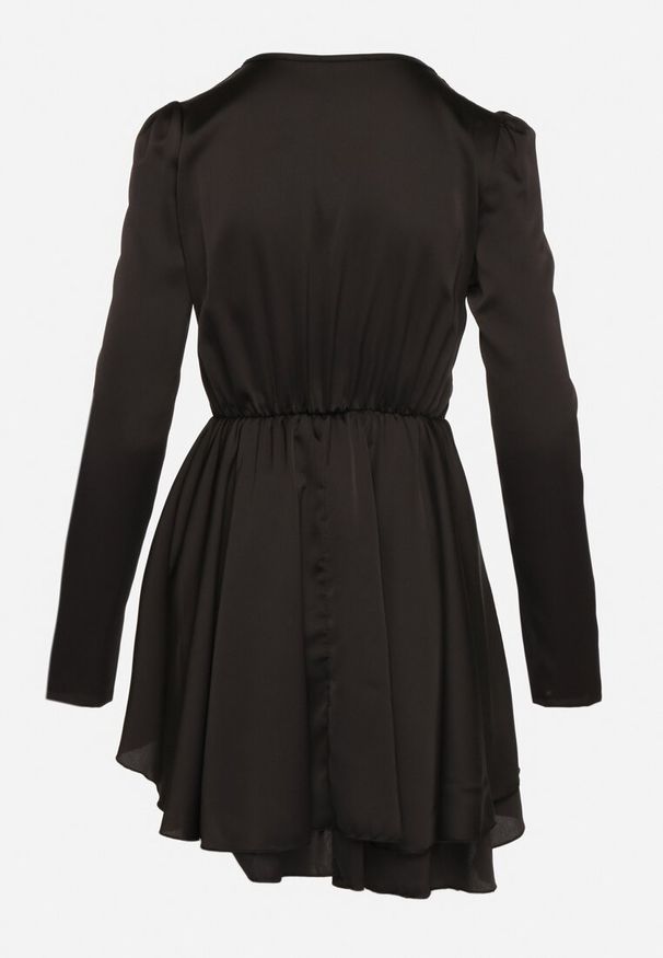 Born2be - Czarna Satynowa Sukienka Mini z Głębokim Dekoltem i Wiązaniem z Tyłu Liadan. Okazja: na imprezę. Kolor: czarny. Materiał: satyna. Styl: elegancki. Długość: mini