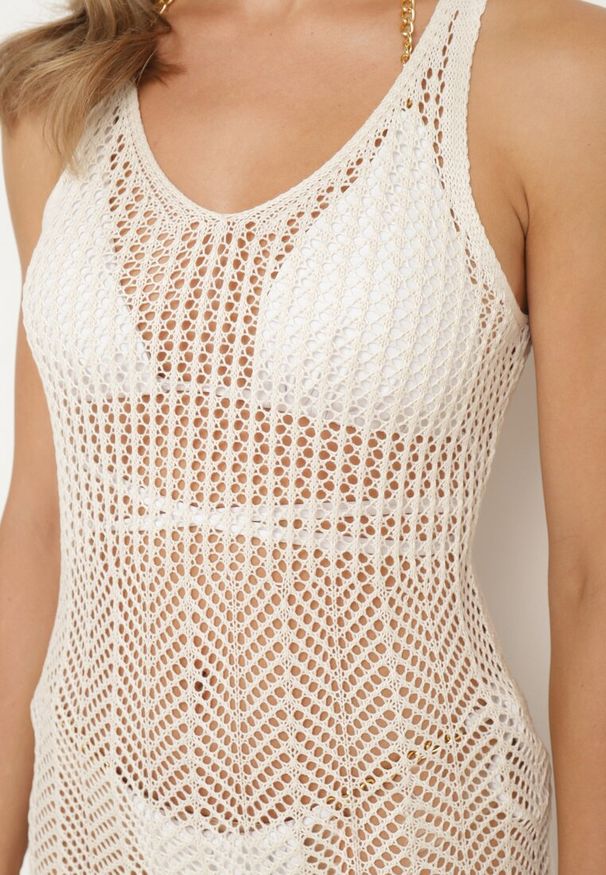 Born2be - Beżowa Dopasowana Ażurowa Sukienka Plażowa Narzutka Ozdobiona Rozcięciem na Nogę Alvantia. Okazja: na plażę. Kolor: beżowy. Wzór: ażurowy, aplikacja. Sezon: lato. Styl: klasyczny