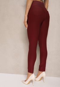 Renee - Bordowe Spodnie o Fasonie Skinny z Gumką w Pasie i Kieszeniami Rizeena. Okazja: na co dzień. Kolor: czerwony. Styl: casual, elegancki