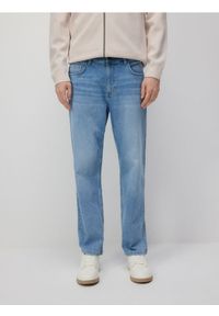 Reserved - Jeansy straight fit z efektem sprania - niebieski. Kolor: niebieski