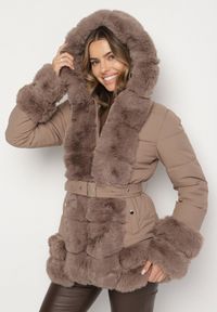 Born2be - Ciemnobeżowa Taliowana Kurtka z Paskiem Kapturem i Ozdobnym Futrem Rainaria. Okazja: na co dzień, do pracy, na spotkanie biznesowe. Kolor: beżowy. Materiał: futro. Styl: biznesowy, casual, retro, elegancki #1