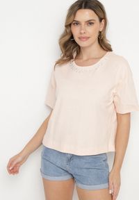 Born2be - Beżowy Bawełniany T-shirt Ozdobiony Cyrkoniami Fadelis. Okazja: na co dzień, na spotkanie biznesowe. Kolor: beżowy. Materiał: bawełna. Wzór: aplikacja. Styl: elegancki, biznesowy, casual