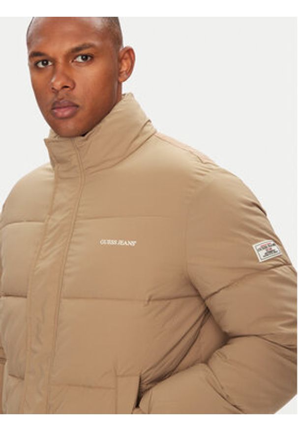 Guess Jeans Kurtka zimowa M4BL20 WGII2 Brązowy Regular Fit. Kolor: brązowy. Materiał: syntetyk. Sezon: zima
