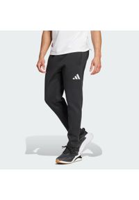 Adidas - Spodnie Benfica Seasonal Doubleknit. Kolor: szary, wielokolorowy, czarny. Materiał: dzianina. Wzór: ze splotem. Sport: piłka nożna #1