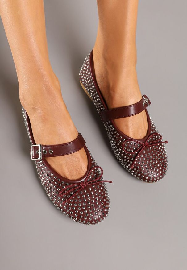 Renee - Bordowe Balerinki Mary Jane Ozdobione Kokardą i Cyrkoniami Lurisellia. Okazja: na co dzień. Zapięcie: sprzączka. Kolor: czerwony. Materiał: jeans. Wzór: aplikacja. Styl: elegancki, wizytowy, casual