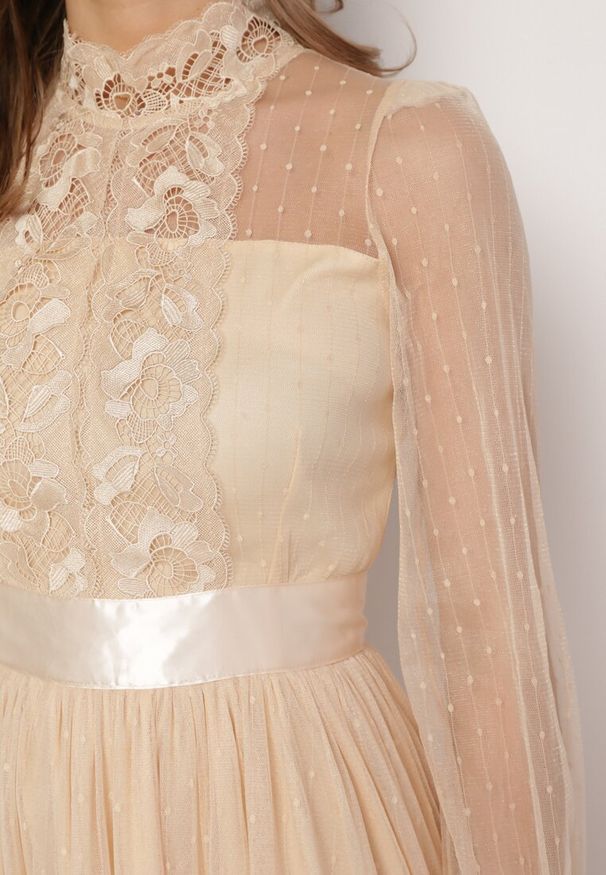 Born2be - Beżowa Rozkloszowana Sukienka Maxi z Siateczki Ozdobiona Koronką Vireln. Kolor: beżowy. Materiał: koronka. Wzór: aplikacja, koronka. Długość: maxi