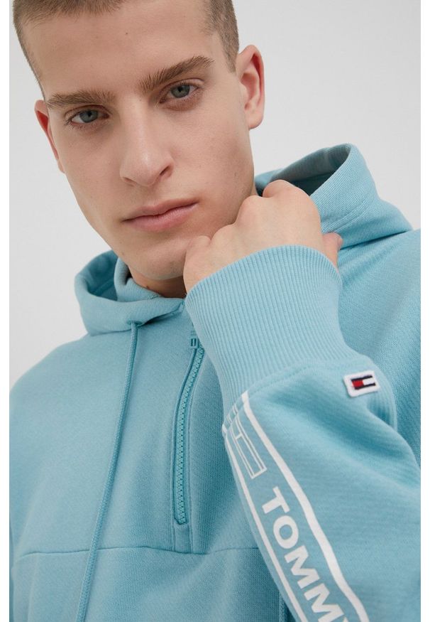 Tommy Jeans bluza bawełniana męska z kapturem z nadrukiem. Typ kołnierza: kaptur. Kolor: niebieski. Materiał: bawełna. Długość: krótkie. Wzór: nadruk