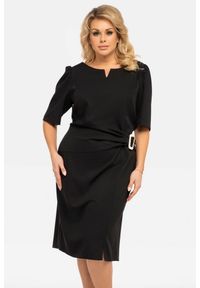 KARKO - Sukienka wieczorowa elegancka ołówkowa z ozdobną klamerką ARMIDA czarna PROMOCJA. Okazja: na imprezę, na spotkanie biznesowe, do pracy. Typ kołnierza: dekolt w serek. Kolekcja: plus size. Kolor: czarny. Materiał: wiskoza, tkanina, elastan, poliester. Typ sukienki: ołówkowe. Styl: wizytowy, elegancki #1