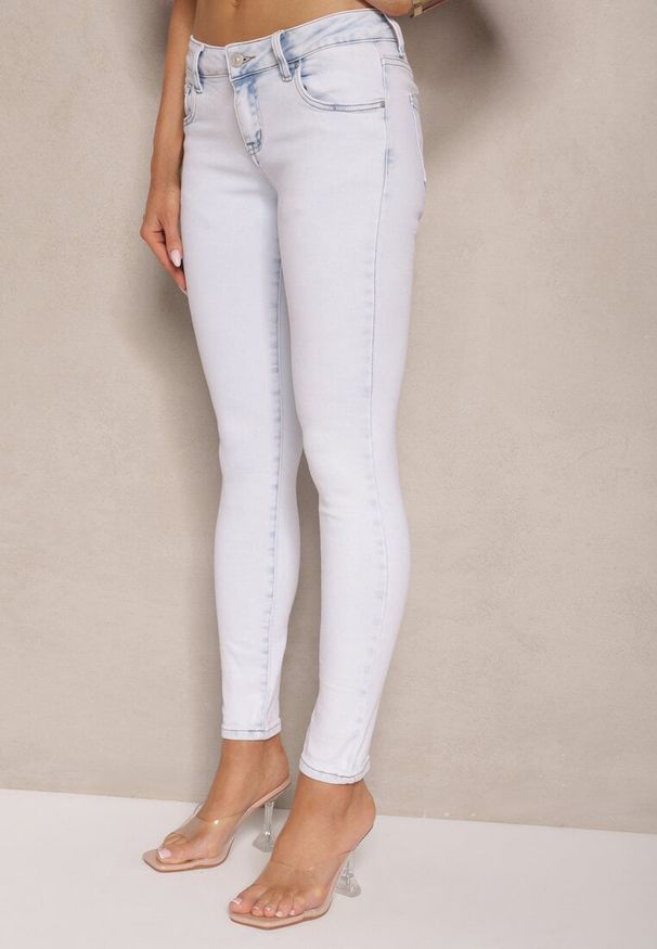 Renee - Jasnoniebieskie Jeansy Z Bawełny Typu Skinny Ozdobione Przetarciami Salliwen. Okazja: na co dzień, na spacer. Stan: podwyższony. Kolor: niebieski. Wzór: aplikacja. Styl: casual
