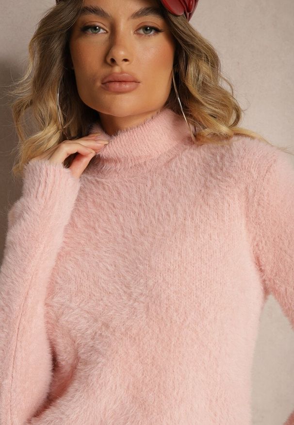 Renee - Jasnoróżowy Casualowy Golf z Wełną Nomilae. Okazja: na co dzień. Typ kołnierza: golf. Kolor: różowy. Materiał: wełna. Styl: casual