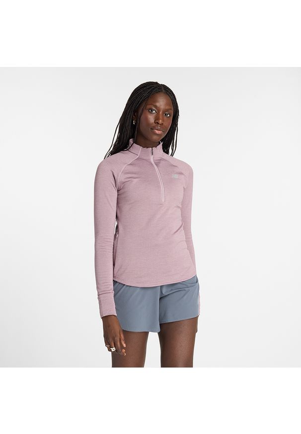 Bluza damska New Balance WT43200IWH – różowa. Kolor: różowy. Materiał: skóra, dresówka, poliester, materiał, tkanina. Wzór: aplikacja. Styl: sportowy