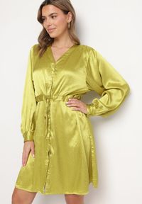 Born2be - Zielona Satynowa Sukienka Koszulowa z Paskiem i Cyrkoniami Poledia. Okazja: na imprezę. Kolor: zielony. Materiał: satyna. Wzór: aplikacja. Typ sukienki: koszulowe #1