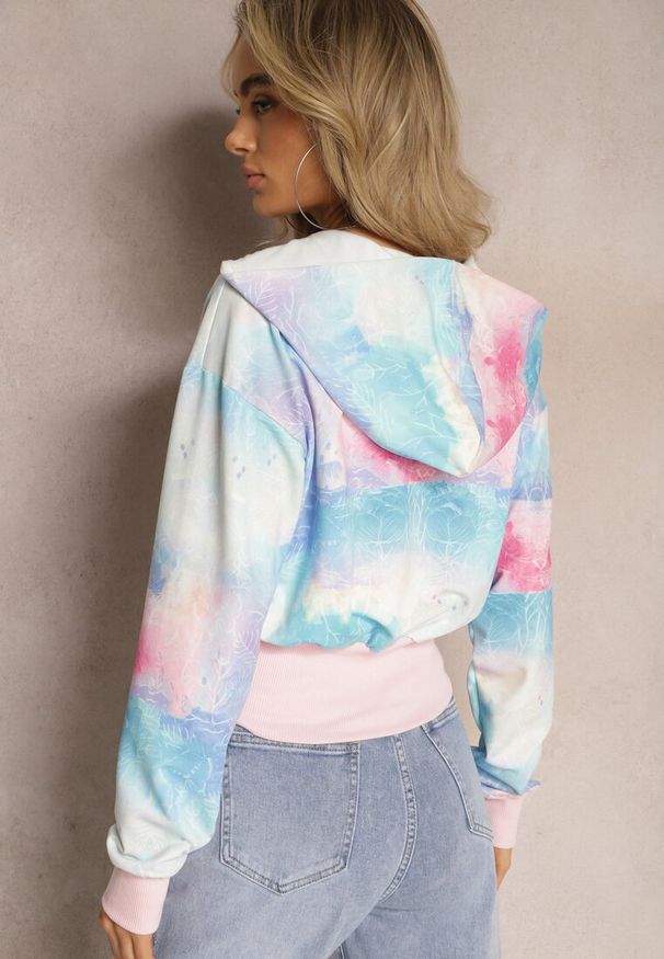 Renee - Różowo-Niebieska Krótka Bluza z Kapturem Wzorem Tie-Dye i Szerokim Ściągaczem Therini. Okazja: na co dzień. Typ kołnierza: kaptur. Kolor: różowy. Długość: krótkie. Wzór: aplikacja. Styl: casual