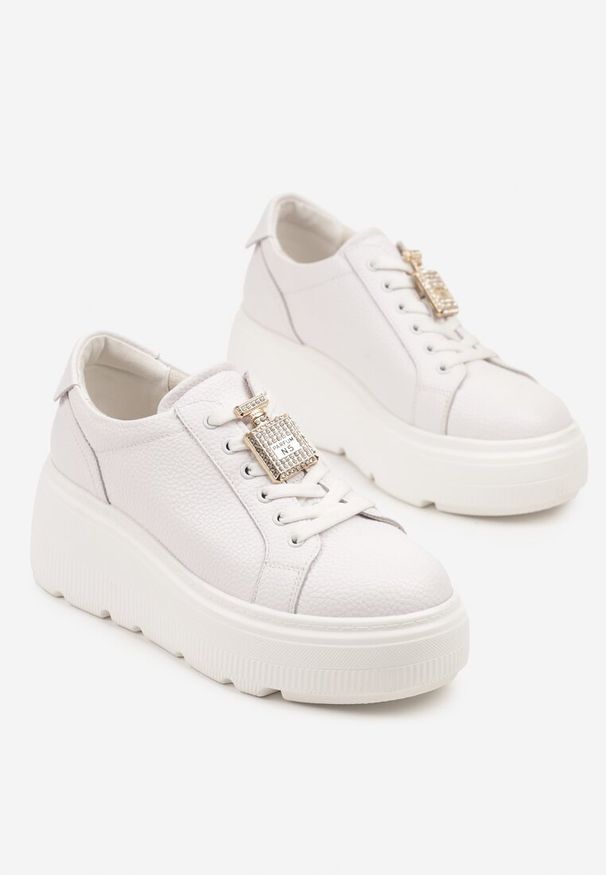 Renee - Białe Sneakersy na Platformie ze Skóry Naturalnej z Metaliczną Aplikacją Falandria. Okazja: na co dzień. Kolor: biały. Materiał: skóra. Wzór: aplikacja. Obcas: na platformie