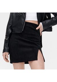 Cropp - Czarna spódnica mini z rozcięciem - Czarny. Kolor: czarny. Materiał: dzianina. Długość: krótkie #1