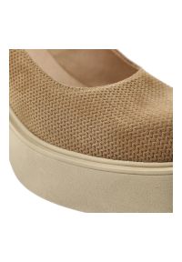 Półbuty damskie Karino, stabilny słupek podwyższona platforma miękka cholewka zabudowany przód masywna podeszwa, beżowe, 5996/007-P. Okazja: na co dzień. Kolor: beżowy. Materiał: zamsz, skóra. Szerokość cholewki: normalna. Obcas: na platformie. Styl: casual, elegancki. Wysokość obcasa: średni #7