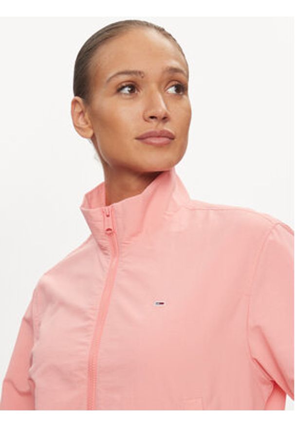 Tommy Jeans Wiatrówka Essential DW0DW18139 Różowy Regular Fit. Kolor: różowy. Materiał: syntetyk