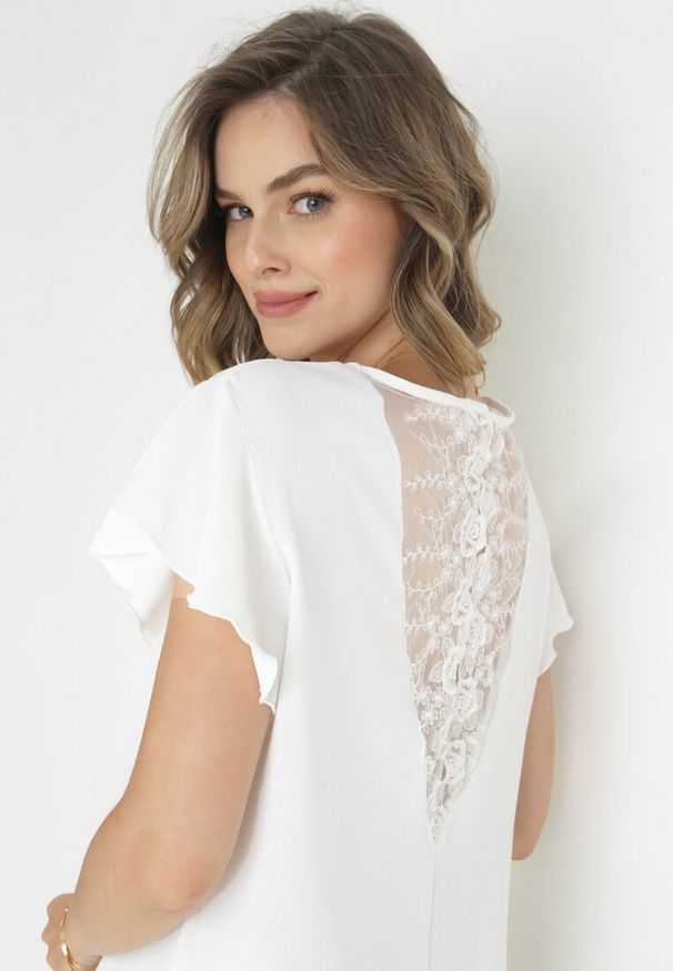 Born2be - Biała Bluzka z Koronkowym Dekoltem i Falbanką Darkere. Typ kołnierza: kołnierz z falbankami. Kolor: biały. Materiał: koronka. Wzór: haft. Sezon: wiosna, lato