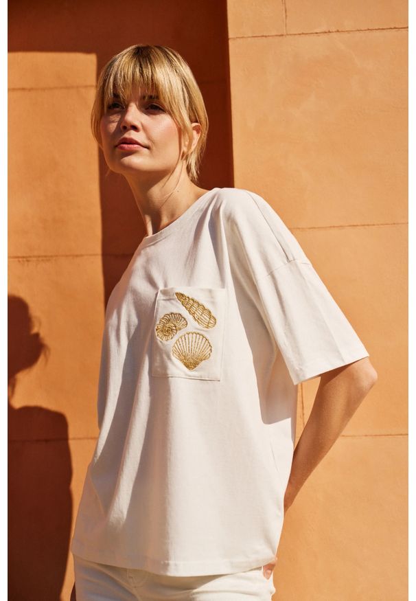 MOODO - T-shirt z hatfem na kieszonce biały. Kolor: biały. Materiał: bawełna