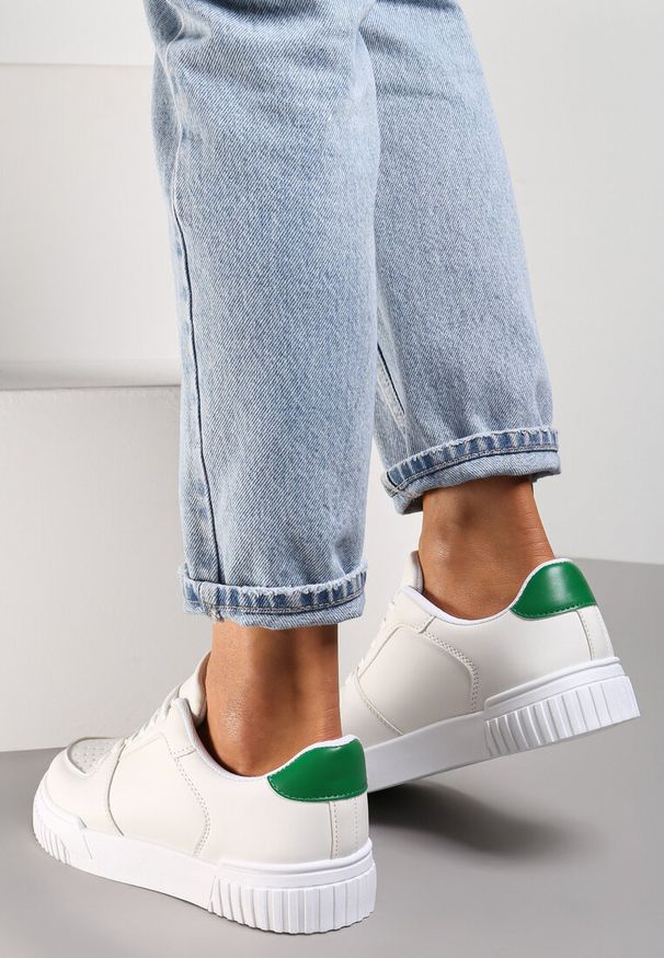 Renee - Biało-Zielone Sneakersy Amathanassa. Wysokość cholewki: przed kostkę. Kolor: biały. Szerokość cholewki: normalna. Wzór: gładki, aplikacja. Obcas: na płaskiej podeszwie