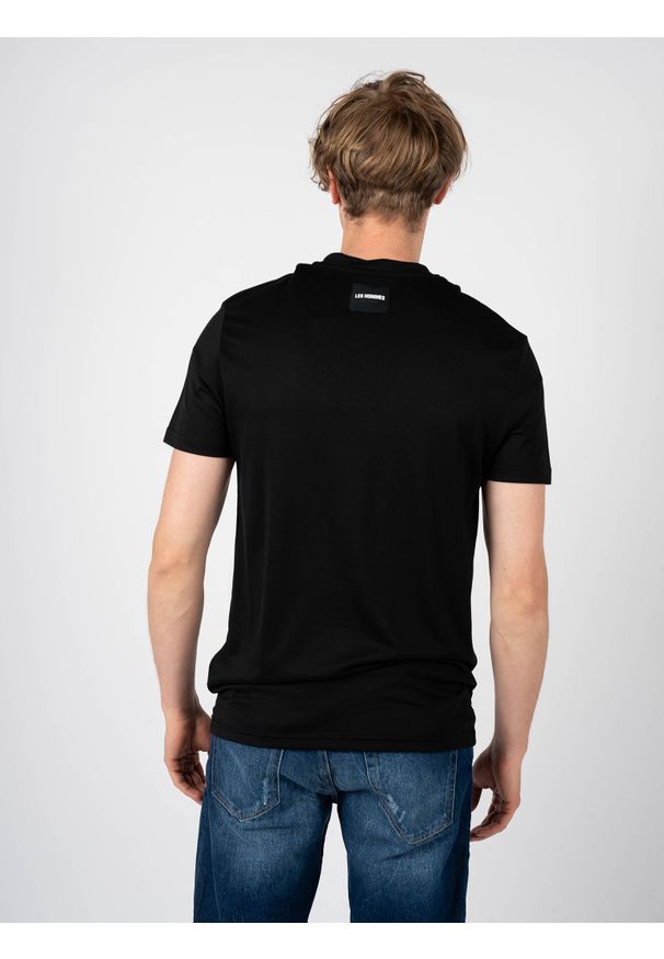 Les Hommes T-shirt | LS234335-469U | Back Lable | Mężczyzna | Czarny. Okazja: na co dzień. Kolor: czarny. Materiał: bawełna, lyocell. Wzór: aplikacja. Styl: casual