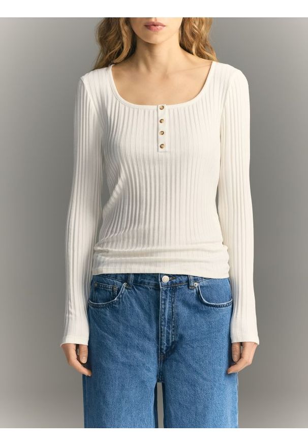 Reserved - Longsleeve z modalem - złamana biel. Materiał: bawełna, dzianina. Długość rękawa: długi rękaw