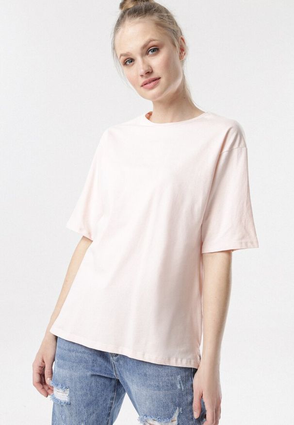 Born2be - Jasnoróżowy T-shirt Crialacia. Kolor: różowy. Materiał: dzianina. Długość rękawa: krótki rękaw