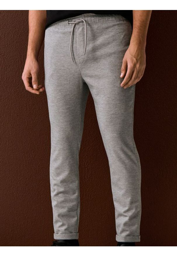Sinsay - Spodnie dresowe jogger z domieszką wiskozy - szary. Kolor: szary. Materiał: wiskoza, dresówka
