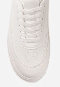 Renee - Białe Sneakersy VICES na Platformie z Ozdobnym Noskiem Attis. Nosek buta: okrągły. Zapięcie: sznurówki. Kolor: biały. Materiał: skóra, zamsz. Obcas: na platformie. Wysokość obcasa: średni #8