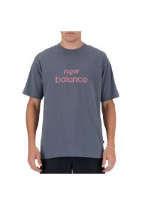 Koszulka New Balance MT41582GT - szara. Kolor: szary. Materiał: bawełna. Długość rękawa: krótki rękaw. Długość: krótkie. Wzór: napisy