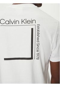 Calvin Klein T-Shirt Linear Box Logo K10K114152 Biały Regular Fit. Kolor: biały. Materiał: bawełna #4