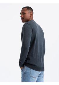 Ombre Clothing - Washowany sweter męski z dekoltem w serek - granatowy V2 - Rozmiar: XL. Typ kołnierza: dekolt w serek. Kolor: niebieski. Materiał: bawełna #2
