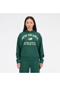 Bluza damska New Balance WT33550NWG – zielona. Typ kołnierza: kaptur. Kolor: zielony. Materiał: materiał, bawełna, dresówka, prążkowany. Wzór: napisy #1