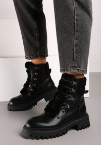 Renee - Czarne Trapery w Casualowym Stylu z Futerkowym Zdobieniem na Języku Taniapea. Okazja: na co dzień. Zapięcie: sznurówki. Kolor: czarny. Materiał: jeans, puch. Szerokość cholewki: normalna. Wzór: aplikacja. Styl: klasyczny, casual, street #5