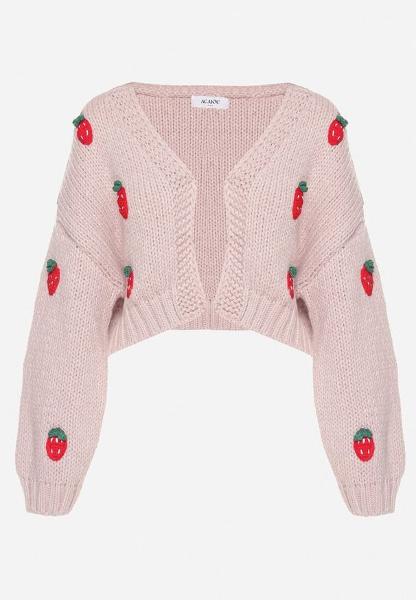 Born2be - Różowy Niezapinany Kardigan o Krótkim Kroju z Aplikacjami w Kształcie Truskawek Lorinelle. Okazja: na co dzień. Kolor: różowy. Materiał: jeans. Długość rękawa: długi rękaw. Długość: krótkie. Wzór: aplikacja. Sezon: lato. Styl: casual