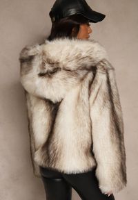 Renee - Jasnobeżowa Kurtka Futerko z Nieodpinanym Kapturem Tusnema. Okazja: na co dzień. Kolor: beżowy. Materiał: futro. Wzór: aplikacja. Styl: casual, elegancki #2