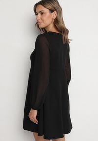 Born2be - Czarna Sukienka o Rozkloszowanym Kroju z Półtransparentnymi Rękawami Edalinne. Okazja: na co dzień, do pracy. Kolor: czarny. Materiał: skóra. Typ sukienki: proste. Styl: casual, elegancki #6