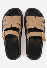 Renee - Ciemnobeżowe Klapki z Przekładanymi Paskami i Regulacją z Klamrą Celilye. Okazja: na co dzień. Kolor: beżowy. Materiał: koronka. Sezon: lato. Styl: casual, boho #5