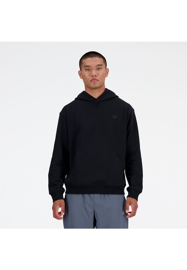 Bluza męska New Balance MT41534BK – czarna. Typ kołnierza: kaptur. Kolor: czarny. Materiał: bawełna, prążkowany. Wzór: haft
