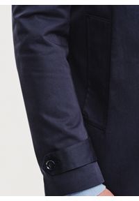 Pako Lorente - PAKO LORENTE – Wiosenny płaszcz męski w kolorze granatowym. Kolor: niebieski. Materiał: bawełna, poliester. Sezon: wiosna. Styl: elegancki