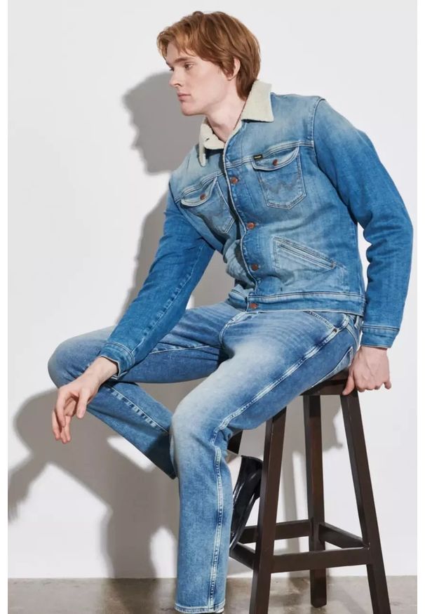 Wrangler - WRANGLER 124MJ SHERPA MĘSKA KURTKA JEANSOWA GREEN GRASS W4MS1027I 112320794. Okazja: na co dzień. Typ kołnierza: kaptur. Materiał: jeans. Długość rękawa: długi rękaw. Długość: długie. Wzór: kolorowy. Sezon: zima, jesień. Styl: vintage, klasyczny, elegancki, casual