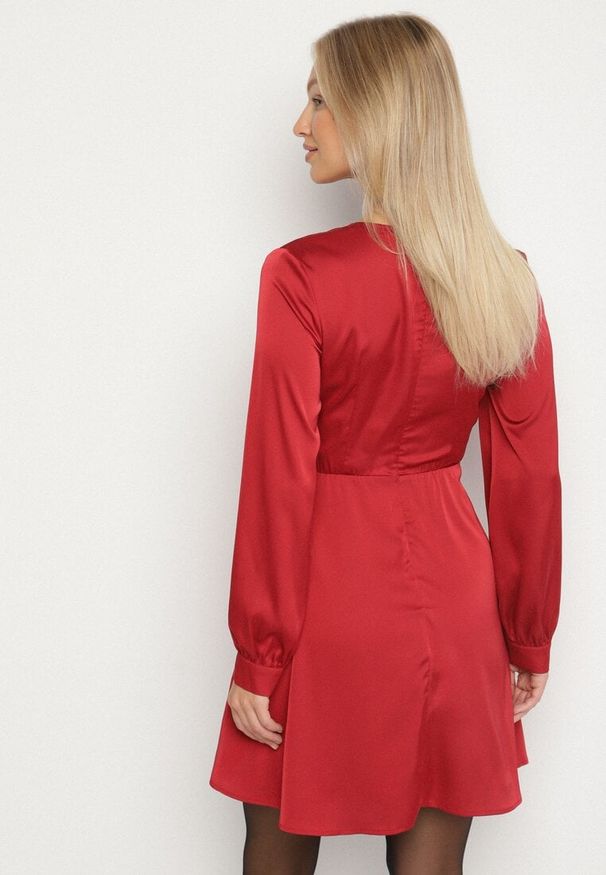 Born2be - Czerwona Satynowa Sukienka VICES z Kopertowym Dekoltem i Bufiastymi Rękawami Nivita. Okazja: na randkę, na ślub cywilny, na wesele. Typ kołnierza: dekolt w serek, dekolt kopertowy. Kolor: czerwony. Materiał: satyna. Typ sukienki: kopertowe. Styl: klasyczny, elegancki