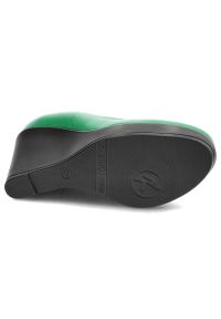 Zielone Czółenka Karino Damskie Półbuty Na Koturnie. Okazja: do pracy, na co dzień, na spotkanie biznesowe. Zapięcie: bez zapięcia. Kolor: zielony. Materiał: skóra. Szerokość cholewki: normalna. Wzór: gładki. Obcas: na koturnie. Styl: casual, klasyczny, biznesowy #9