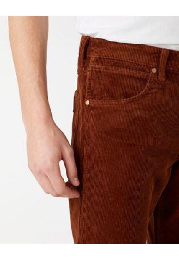 Wrangler - MĘSKIE SPODNIE MATERIAŁOWE WRANGLER GREENSBORO GINGER W15QA2A15 112141183. Materiał: materiał