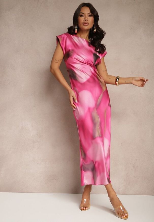 Renee - Różowa Sukienka o Rozkloszowanym Kroju z Marszczeniem w Abstrakcyjny Print Tilloreta. Okazja: na co dzień. Kolor: różowy. Wzór: nadruk. Styl: casual