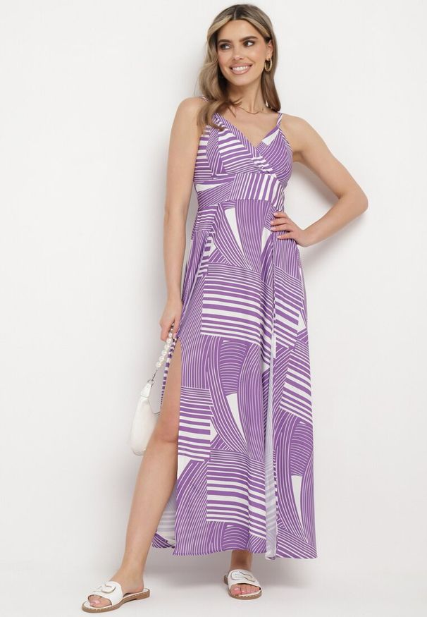 Born2be - Fioletowa Sukienka z Kopertowym Dekoltem na Regulowanych Ramiączkach z Rozcięciami Jatila. Okazja: na co dzień. Typ kołnierza: dekolt kopertowy. Kolor: fioletowy. Długość rękawa: na ramiączkach. Typ sukienki: kopertowe. Styl: casual