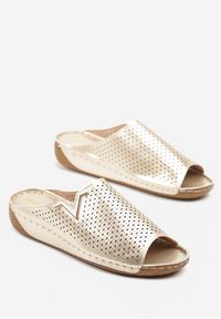Born2be - Złote Klapki Vices z Perforowaną Cholewką Sarianae. Okazja: na co dzień. Kolor: złoty. Styl: elegancki, casual