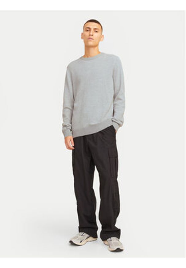 Jack & Jones Sweter Globe 12258139 Szary Regular Fit. Kolor: szary. Materiał: bawełna