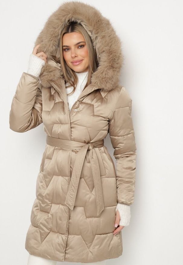 Born2be - Beżowa Pikowana Kurtka o Długim Kroju Ozdobiona Paskiem i Odpinanym Futerkiem Milirra. Okazja: na spacer. Kolor: brązowy. Materiał: futro. Długość: długie. Wzór: aplikacja. Styl: wizytowy, elegancki