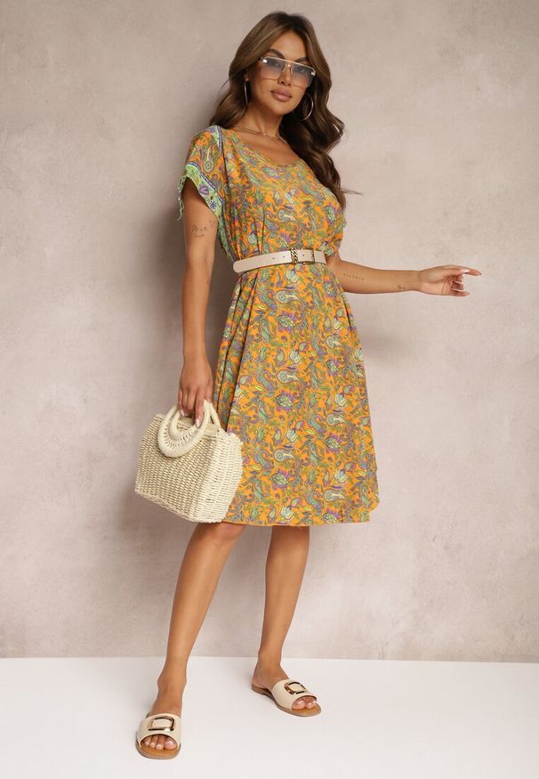 Renee - Żółto-Zielona Rozkloszowana Sukienka z Wiskozy w Kwiaty Rivanira. Okazja: na co dzień. Kolor: żółty. Materiał: wiskoza. Wzór: kwiaty. Sezon: lato. Typ sukienki: proste. Styl: casual